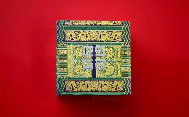 大牌口紅如何“中國風”，故宮教你手工貼膠帶定制彩妝？