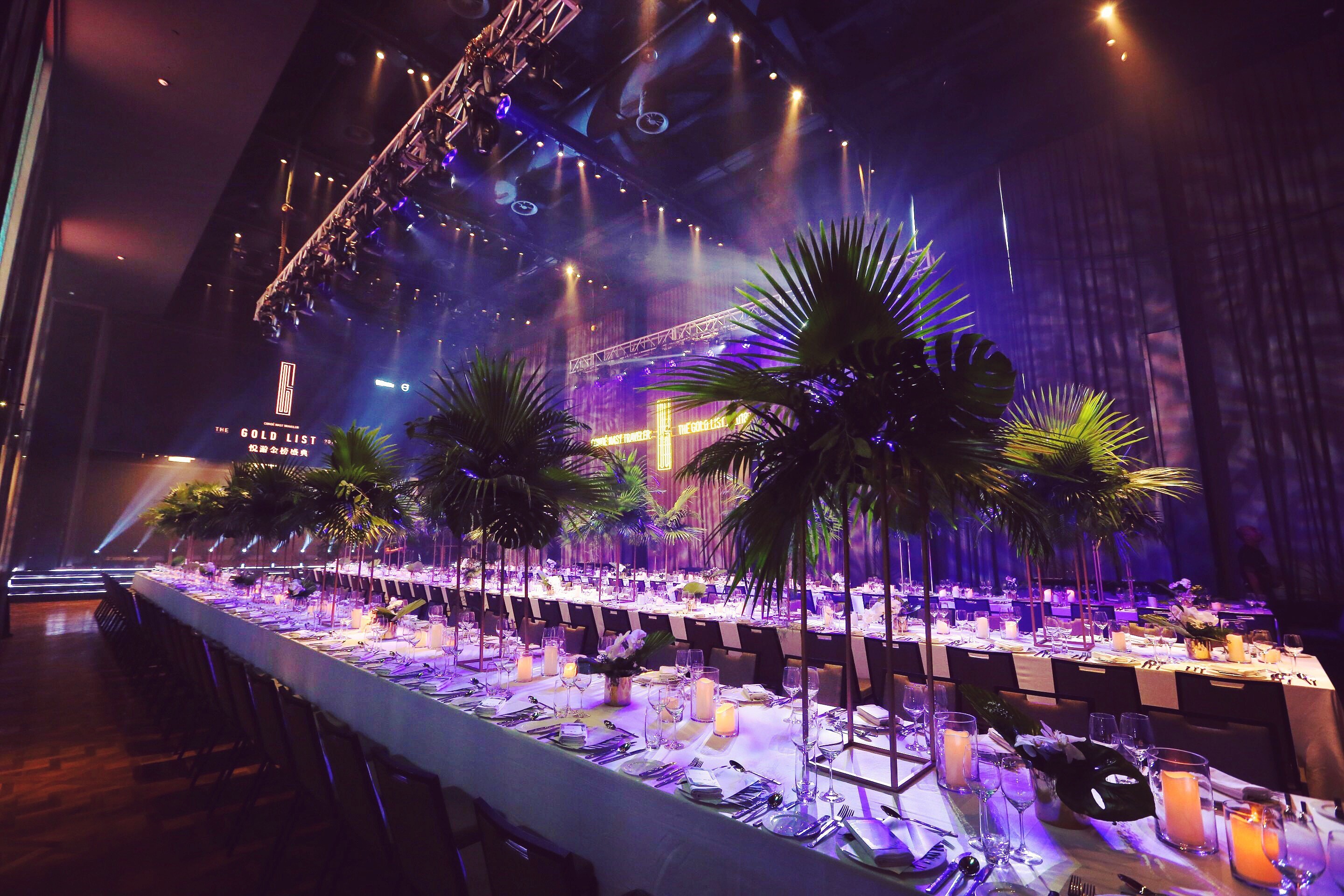 2018悅游金榜盛典現場餐桌花藝布置營造都市叢林