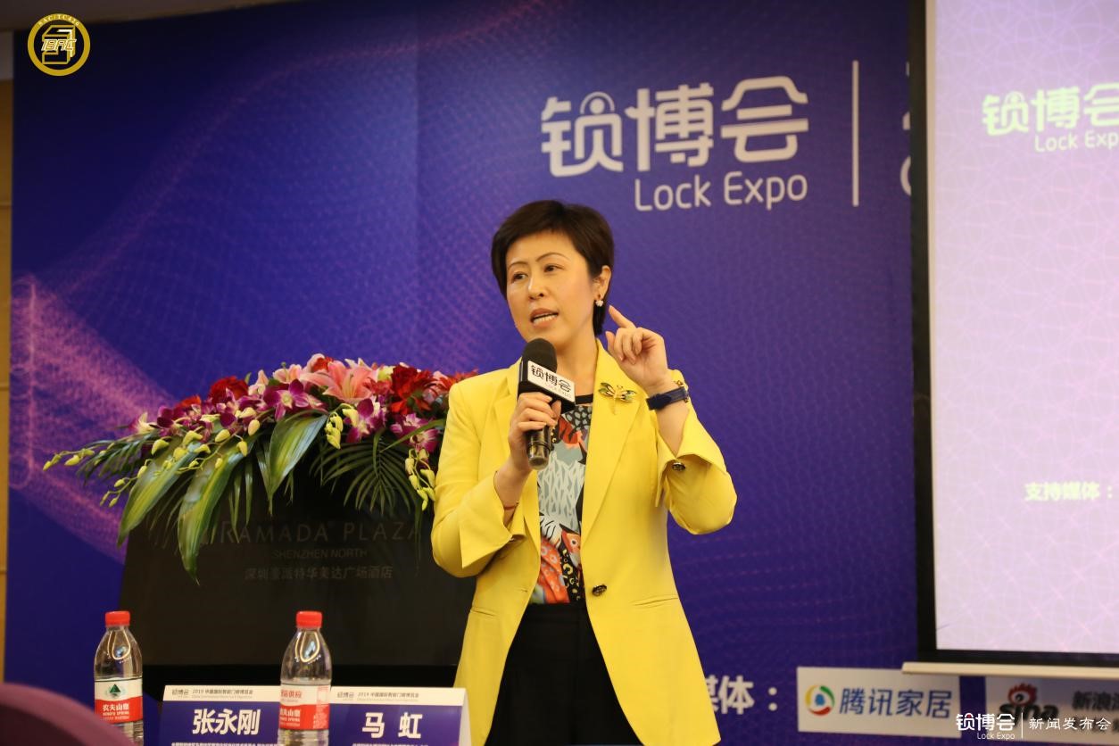  （住房和城鄉(xiāng)建設(shè)部IC卡應(yīng)用服務(wù)中心主任、全國(guó)智能建筑及居住區(qū)數(shù)字化標(biāo)準(zhǔn)化技術(shù)委員會(huì) 副主任委員馬虹現(xiàn)場(chǎng)回答媒體問題）