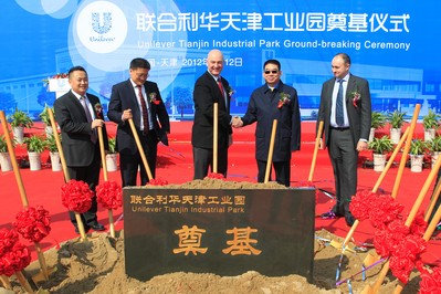 Feng Zhijiang (2nd from the right), President of the Administrative Committee of Tianjin Free Trade Zone & Airport Industrial Park, and Alan Jope (3rd from the left), President Unilever North Asia, attended the ground-breaking ceremony of Unilever Tianjin Industrial Park