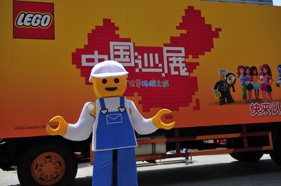 樂高卡車從北京出發，陸續開往天津、杭州、武漢等地，為當地孩子們帶去歡樂和禮品。