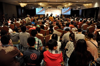 5月13日下午，北京新東方學(xué)校在中關(guān)村附近某酒店所舉辦的“雅思考試與海外留學(xué)高峰論壇”吸引了大量對(duì)雅思考試感興趣的學(xué)生家長(zhǎng)。