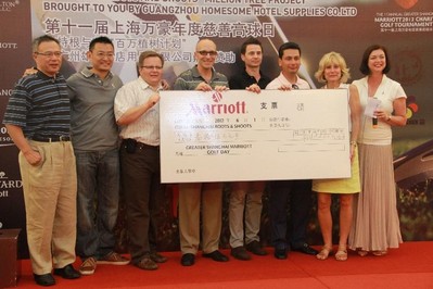 上海地區萬豪酒店總經理們為根與芽慈善組織捐款