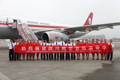 川航今日開通成都-沈陽-溫哥華航線，圖為首航機組合影，川航空姐身著新款紅色旗袍制服驚艷亮相，向加溫哥華展示“中國元素 四川味道”。