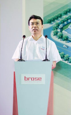 付長生（重慶沙坪壩區副區長）在重慶博澤工廠開業典禮上致詞。 