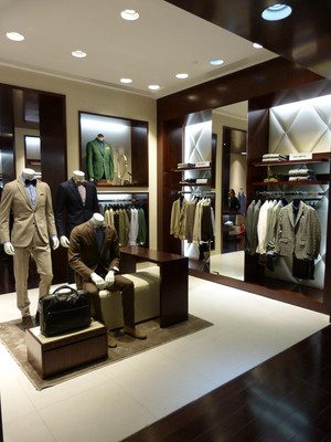 TOMBOLINI秉承意大利服飾優雅、簡潔的理念，凸顯莊重、典雅的個性品位，以華麗時尚的面料、卓爾不凡的設計、精雕細琢的工藝，備受歐洲上流人士的青睞和推崇