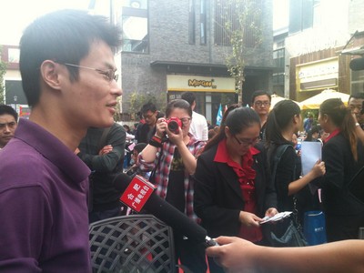 圖三 來自合肥賽區的鳳先生接受媒體采訪