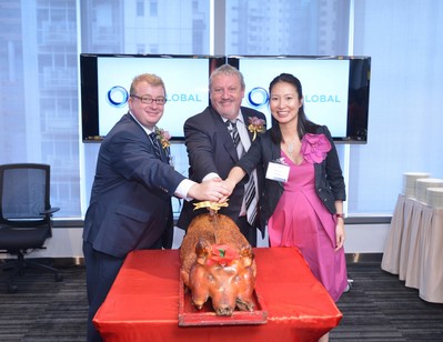 左起:全球銷售總監(jiān)Gerard Delaney、行政總裁Peter Sewell及亞太區(qū)資深副總裁韓祖恩主持切燒豬儀式。