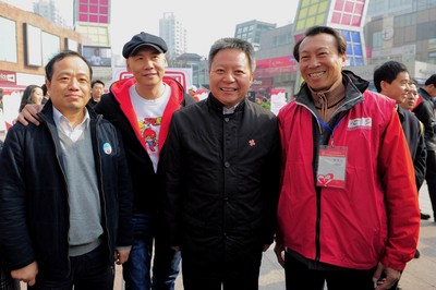 （從左至右）上海市血液中心主任朱永明、觸動(dòng)傳媒創(chuàng)始人兼執(zhí)行主席馮暉中、上海市副市長(zhǎng)沈曉明、“獻(xiàn)血達(dá)人”陳澤人
