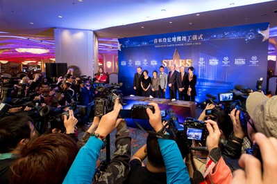 香港紅星古天樂、袁詠儀及朱茵于星期一在金沙城中心出席澳門喜來登酒店宏地樓竣工典禮后，為金沙城中心的“星光大道”進行打手印及簽名儀式。從左至右：澳門喜來登金沙城中心酒店董事總經理若瑟夫-道普先生、朱茵、澳門特別行政區政府旅游局局長文綺華女士、古天樂、金沙中國有限公司總裁兼行政總裁愛德華-卓思先生、金沙中國有限公司行政副總裁兼營運總裁大衛-西斯克先生、袁詠儀