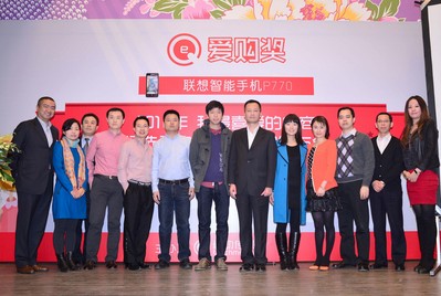 觸動傳媒聯合首席執行官歐陽伯康先生和聯想MIDH開放市場運營管理兼新通路業務總經理賀盛芬女士與京東商城、凡客誠品、當當網等11家獲獎電商合影