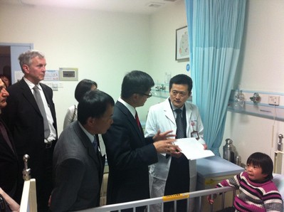 駱家輝大使探訪廣州婦兒醫療中心病童