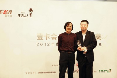 兩岸三地知名文化學者胡野秋為新聞漫畫達人顏慶雄頒獎，他認為這個時代需要平凡人來對生活目標進行修正。