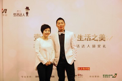 跨界文化人曉昱為健身達人李朝陽頒獎，她高度評價生活達人評選活動，認為它是一個重新認識城市的過程。