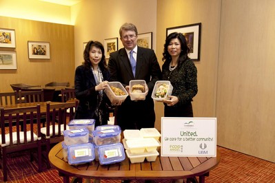 亞洲博聞與會展管理公司支持“惜食堂”(Food Angel) 的行動“對抗饑餓 . 捐出食物”，攜手參與“惜食堂”的食物回收計劃 (左起：“惜食堂”行政總監陳妙瑜，中：亞洲博聞執行副總裁麥高德，右：會展管理公司董事總經理梅李玉霞)