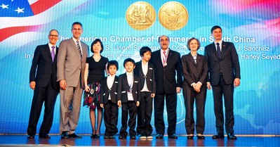 哈利會長一家與桑切斯副部長、蔡瑞德公使、郭瑾總領事及黃德昌商務領事合影