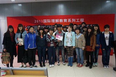 嘉賓與現場部分同學合影