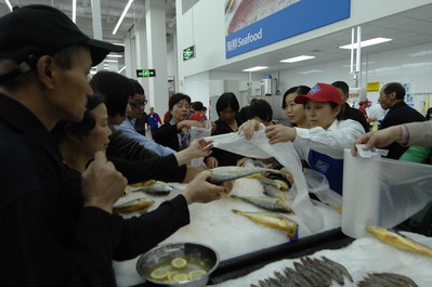 杭州山姆店開業第一天，顧客踴躍搶購新鮮的黃魚