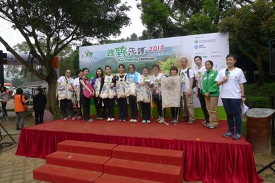 亞洲博聞的一個(gè)員工團(tuán)隊(duì)更憑其合乎環(huán)保原則、具創(chuàng)意、有效率的運(yùn)送用具奪得《最醒目植樹(shù)大獎(jiǎng)》。