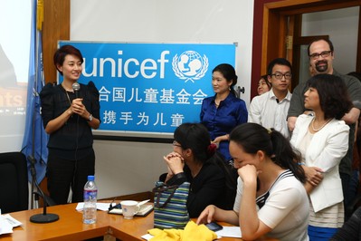 2013年5月18日，聯合國兒童基金會母乳喂養和早期兒童發展倡導者馬伊琍在“母愛10平方”母乳喂養宣傳活動工作坊現場和參會人員交流