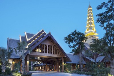 全新西雙版納避寒皇冠假日度假酒店，置身傣家王族風范客房、熱帶雨林式花園，盡情發揮你的想象，邂逅這迷人自然！