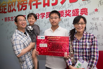 學員獲SSAT2283分，與家長簽名版前留念