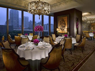 靜安香格里拉大酒店夏宮中餐廳的設(shè)計(jì)取自傳統(tǒng)中墨畫題材 -- 孔雀，而橙色、綠色和藍(lán)色基調(diào)加以金黃斑點(diǎn)與之潤(rùn)飾，渾然一體，妙趣橫生