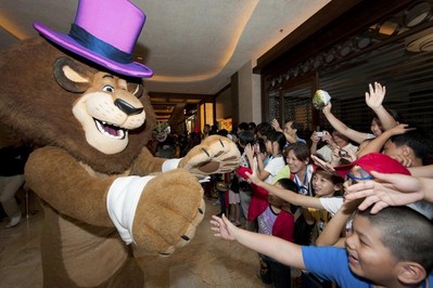 大批興奮的訪客於星期日在金沙城中心舉行的「金光大道度假區(qū) ─ 體驗夢工場」啟動儀式上觀看夢工場巨星大巡遊。由7月1日起，金光大道度假區(qū)的訪客將可於每天在金沙廣場地面層欣賞這個巡遊表演。