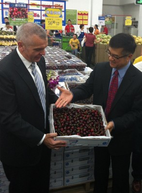 山姆會員商店首席運(yùn)營官文安德與美國駐華大使駱家輝一起在北京亦莊山姆會員商店促銷美國西北櫻桃。