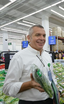 山姆會員商店首席運營官文安德展示山姆生鮮產品，介紹山姆采購的秘訣。