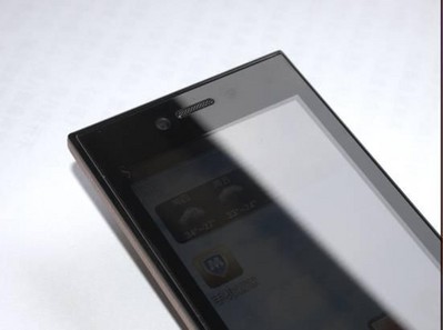 翻蓋內部的120萬像素攝像頭，成像效果出色，自拍時更加方便。