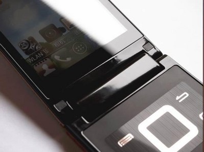 機身轉軸角度為170度，在通話時能很好的貼住面部。