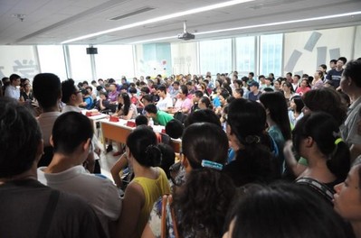 活動現(xiàn)場擠滿了前來參會的家長和學員