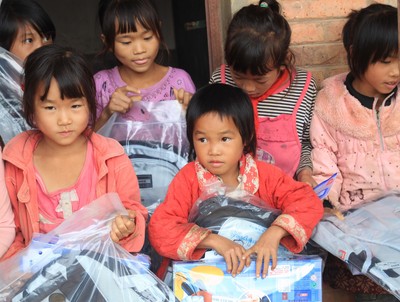 每個學生都收到一個新書包和一套新文具