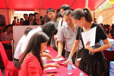 虹橋寶龍城開盤購房者踴躍入場