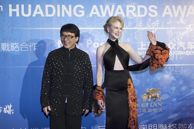 成龍（左）及妮歌.潔曼（右）與及其他約80位國際巨星出席10月7日首度在澳門威尼斯人舉行的「華鼎獎」頒獎典禮。此頒獎典禮是金沙中國有限公司實踐其娛樂發(fā)展策略的最新力證，透過舉辦星光熠熠的世界級盛事，提升澳門作為頂級娛樂勝地在全球的知名度。