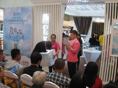 “克拉女人，珍愛網相擁”，參與活動的會員正在抽取克拉美鉆大獎