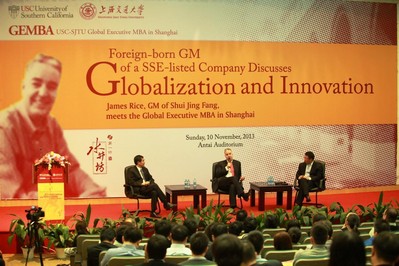 從左至右：上海交通大學(xué)-美國(guó)南加州大學(xué)全球EMBA項(xiàng)目學(xué)術(shù)主任陳百助教授，水井坊董事、總經(jīng)理Jim Rice（大米），上海交通大學(xué)安泰經(jīng)濟(jì)與管理學(xué)院副院長(zhǎng)呂巍教授。