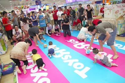 在爸爸媽媽們的加油助威聲中，寶寶們歡樂地進行著爬行比賽