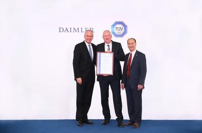 在負責戴姆勒大中華區業務的董事會成員唐仕凱先生(左)的見證下，TUV 南德意志大中華集團高級副總裁朱文才先生(右)為戴姆勒卡客車（中國）有限公司總裁兼首席執行官羅伯特先生(中)頒發證書