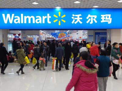 云南昭通沃爾瑪開業首日迎來眾多購物熱情高漲的消費者，商場內外人頭涌涌。