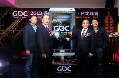 (由左至右)游戲產(chǎn)業(yè)振興會張厥猷會長、國際貿(mào)易局王振福主任秘書、外貿(mào)協(xié)會黃文榮秘書長、樂升科技 許金龍董事長預(yù)祝“2013游戲開發(fā)者大會臺北峰會”圓滿順利