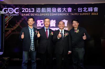 (由左至右)游戲產業振興會張厥猷會長、國際貿易局王振福主任秘書、對外貿易發展協會黃文榮秘書長、樂升科技許金龍董事長共同啟動“2013游戲開發者大會臺北峰會”展前記者會