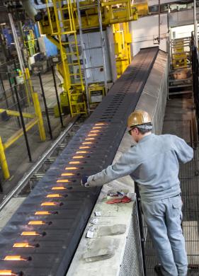 對成型過程進(jìn)行綜合監(jiān)控和記錄確保熔料在鑄模中的流速更為穩(wěn)定，填充更為徹底。