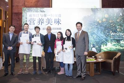 廣交會(huì)威斯汀酒店總經(jīng)理車炳新（左一）、知名美食家歐陽應(yīng)霽（左四）與廣州海航威斯汀酒店總經(jīng)理鄭國(guó)良（右一）為獲獎(jiǎng)媒體嘉賓頒獎(jiǎng)