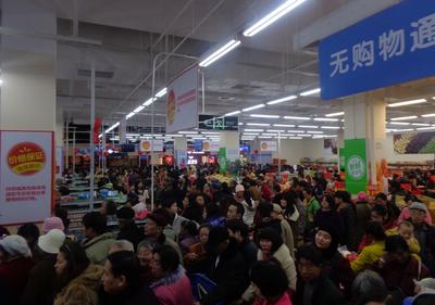 沃爾瑪云南昆明昌源中路店盛大開業，商場內人頭涌涌，工作人員馬不停蹄