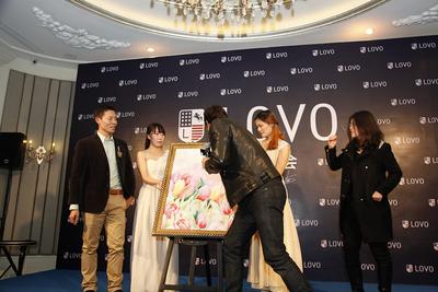 IAN與羅萊家紡副總裁揭幕LOVO2014年春夏新款手繪稿，并在畫稿上留下親筆簽名